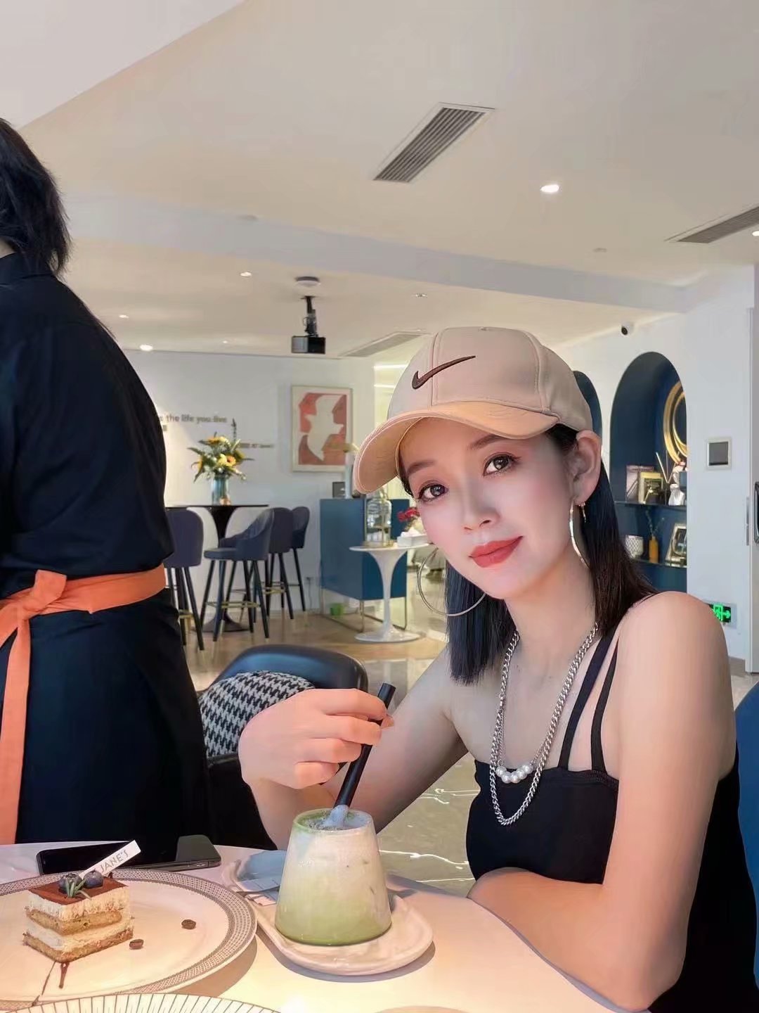 时尚嫩妹，全程发sao尺度开放，可小可大，性价比良心